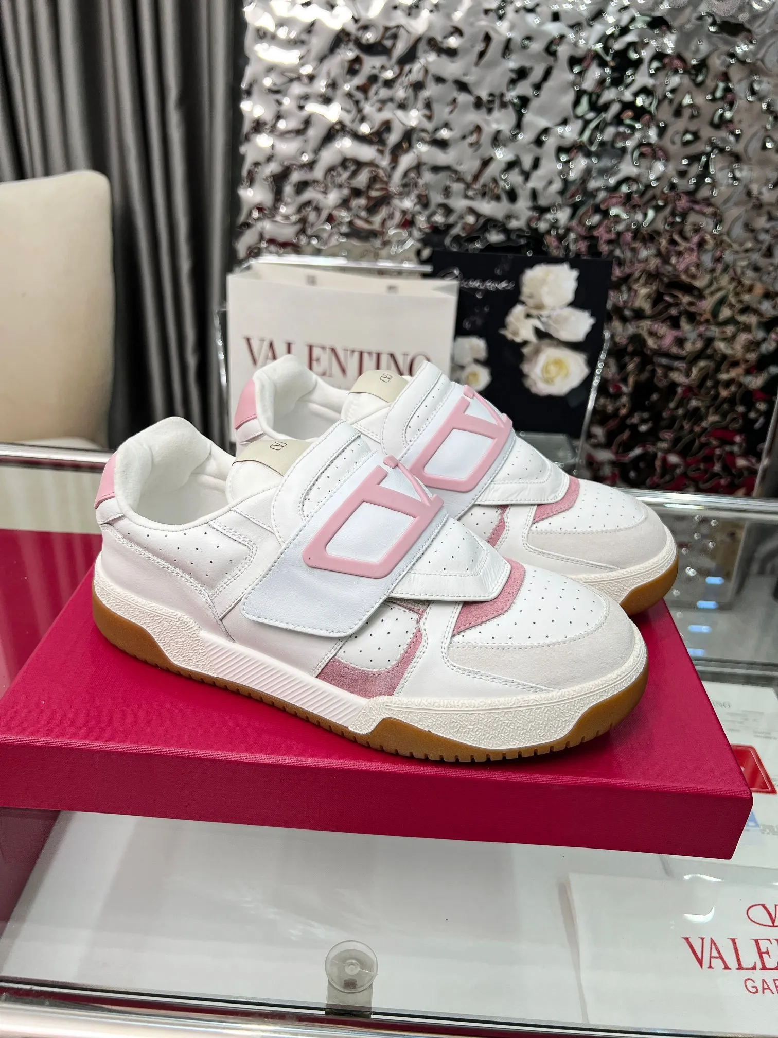 [Valentino] P: 680💰 Couple style, size: women 35-40▪️men 39-44 (customized at 45.46) Valentino 𝑶𝒏𝒆𝑺𝒕𝒖𝒅 Couple sports bread shoe series Valentino 2025 new couple sports shoes are on sale. The original ZP purchase and disassembly. Repeated pattern making and modification. 1:1 restoration! Top luxury masterpiece Velcro design Soft and comfortable imported calfskin brings excellent and elegant texture and excellent foot comfort Top purchasing version upper: imported calfskin surface/original oil edge craftsmanship Lining: water-dyed sheepskin lining Outsole: original development 𝐓𝐏𝐔 two-color combination outsole Packaging: original configuration complete package